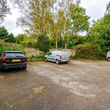 Manchester Comfortable 3 Bedroom House, Free Parking, Wifi & Disneyplus Worsley Bagian luar foto