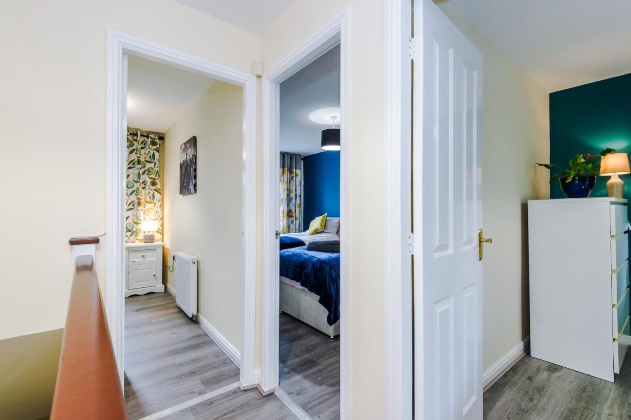 Manchester Comfortable 3 Bedroom House, Free Parking, Wifi & Disneyplus Worsley Bagian luar foto