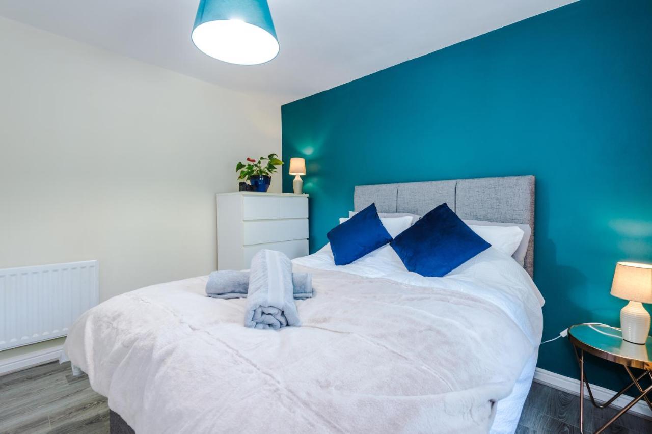 Manchester Comfortable 3 Bedroom House, Free Parking, Wifi & Disneyplus Worsley Bagian luar foto