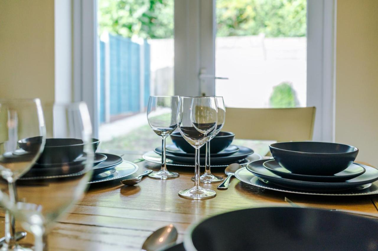 Manchester Comfortable 3 Bedroom House, Free Parking, Wifi & Disneyplus Worsley Bagian luar foto