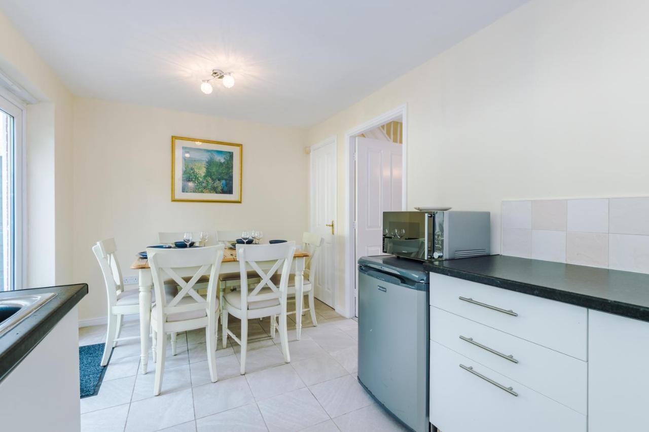 Manchester Comfortable 3 Bedroom House, Free Parking, Wifi & Disneyplus Worsley Bagian luar foto