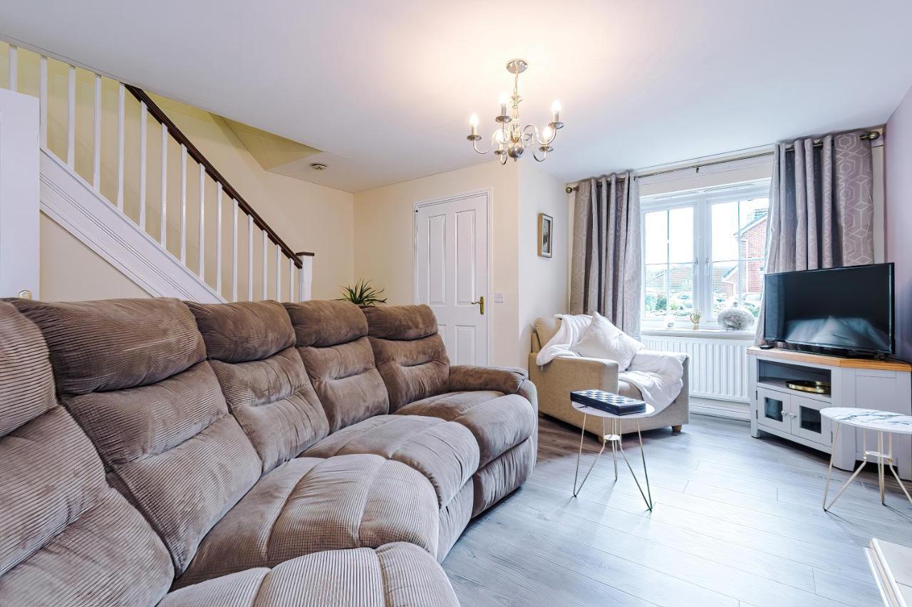 Manchester Comfortable 3 Bedroom House, Free Parking, Wifi & Disneyplus Worsley Bagian luar foto