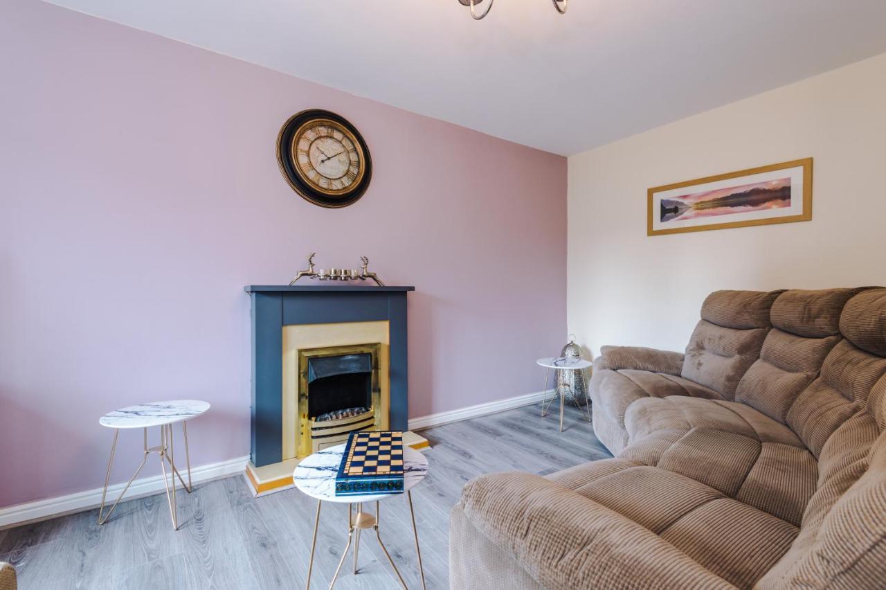 Manchester Comfortable 3 Bedroom House, Free Parking, Wifi & Disneyplus Worsley Bagian luar foto